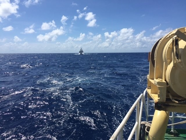 Tau chien Trung Quoc chia sung vao tau tiep te Viet Nam hinh anh