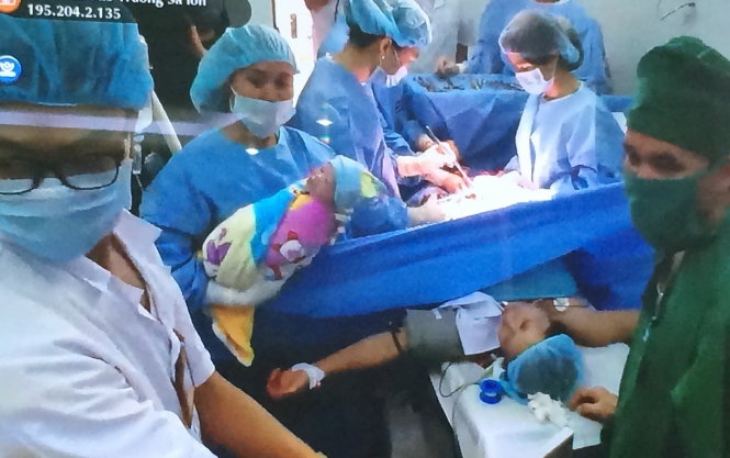 Truc thang dua ekip bac si ra Truong Sa mo cho san phu hinh anh