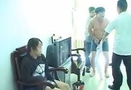 Pho doi truong CSGT bi to 'tom tem' voi vo nguoi khac hinh anh