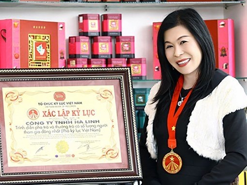 250 trieu thue may bay dua thi the ba Ha Linh ve nuoc hinh anh