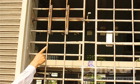 Vị trí song sắt bị các con nghiện cưa để chui ra ngoài.