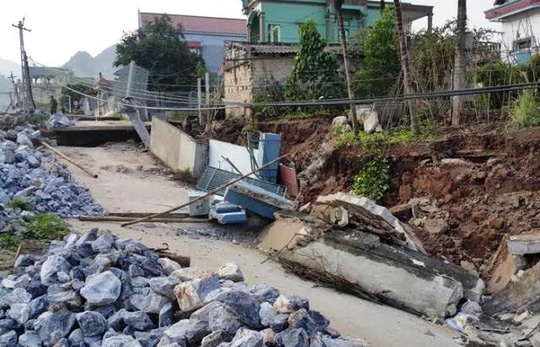 Hang chuc met duong sut, nha nghieng trong dem hinh anh
