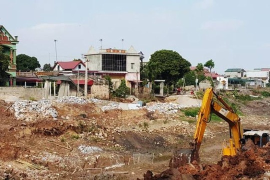 Người dân cho rằng kênh mương dẫn nước thi công qua khu vực thôn Nhâm Tràng là nguyên nhân dẫn tới hiện tượng bất thường trên.