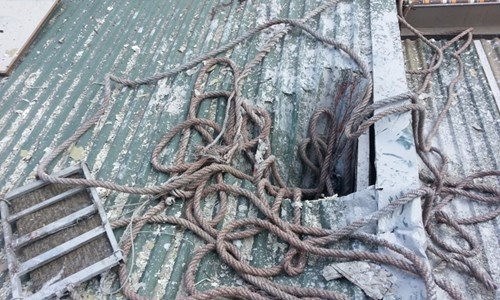 Nam cong nhan roi tu tang 8 khi dang son nha hinh anh