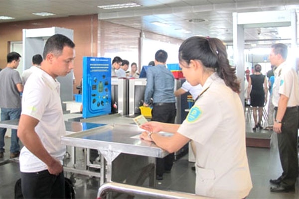 Hai nu hanh khach gia mao giay to di may bay hinh anh