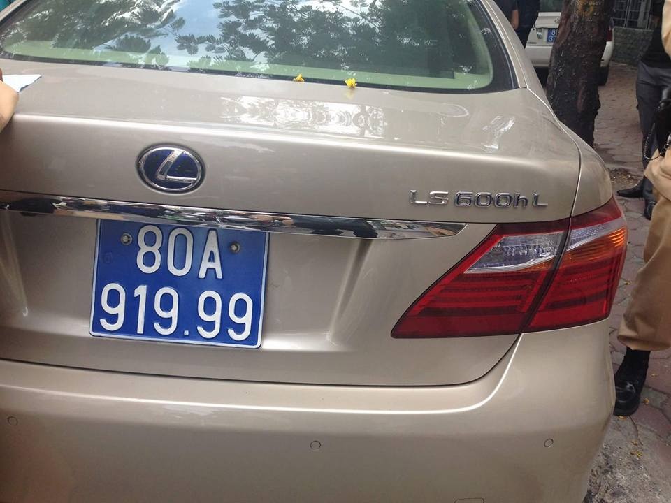 Lexus tien ty gan bien xanh gia 919.99 hinh anh