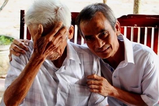 Hinh anh xuc dong buoi xin loi cong khai ong Huynh Van Nen hinh anh