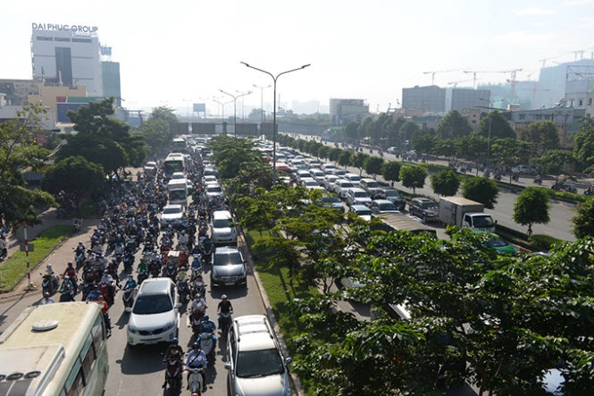 Hàng nghìn phương tiên tham gia giao thông kẹt kéo dài hướng từ cầu Sài Gòn về Vòng xoay Hàng xanh.