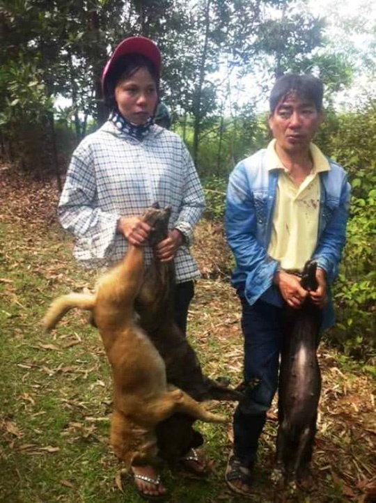 Hai vợ chồng trộm chó cùng tang vật thu giữ tại hiện trường.