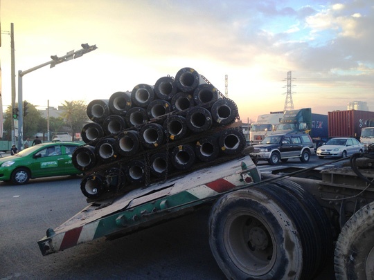 Thao chay vi 25 tru be-tong sap roi khoi xe dau keo hinh anh