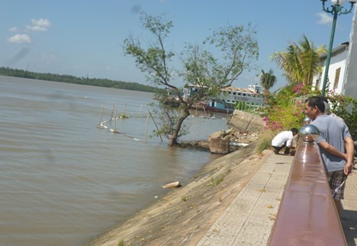 Co gai mac vay cuoi nhay song Ham Luong tu van hinh anh