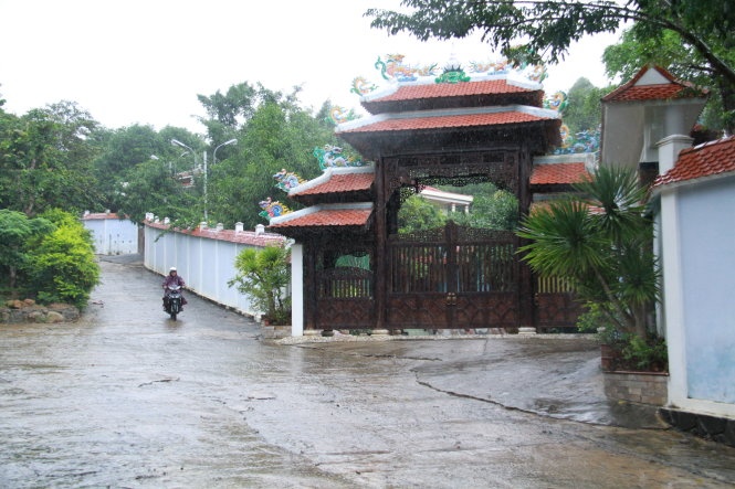 Biet phu tren nui: Ong tuong dap nha, dai gia lan lua hinh anh