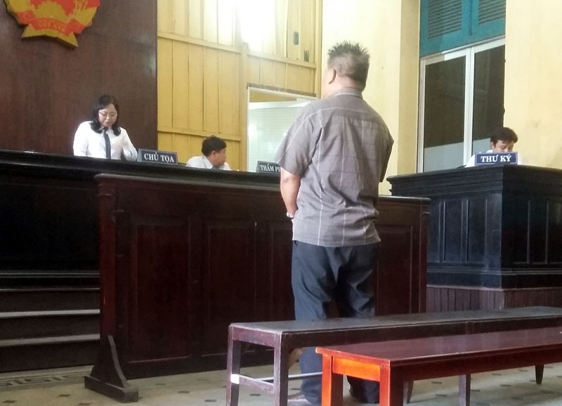 Bị cáo đứng nghe tòa tuyên án.