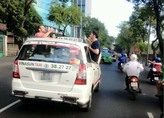 3 ong Tay nhau tren noc taxi gay nao dong duong pho Sai Gon hinh anh
