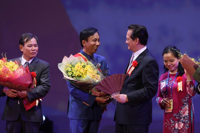 Thi dua yeu nuoc: Chu trong cac dien hinh lao dong san xuat hinh anh