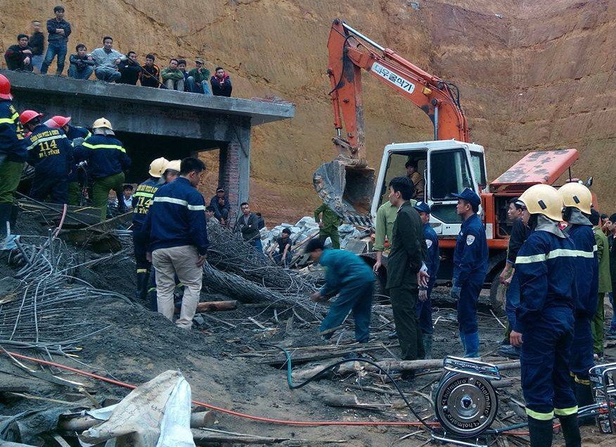 Sap gian giao o Ha Tinh, nhieu nguoi bi vui lap hinh anh