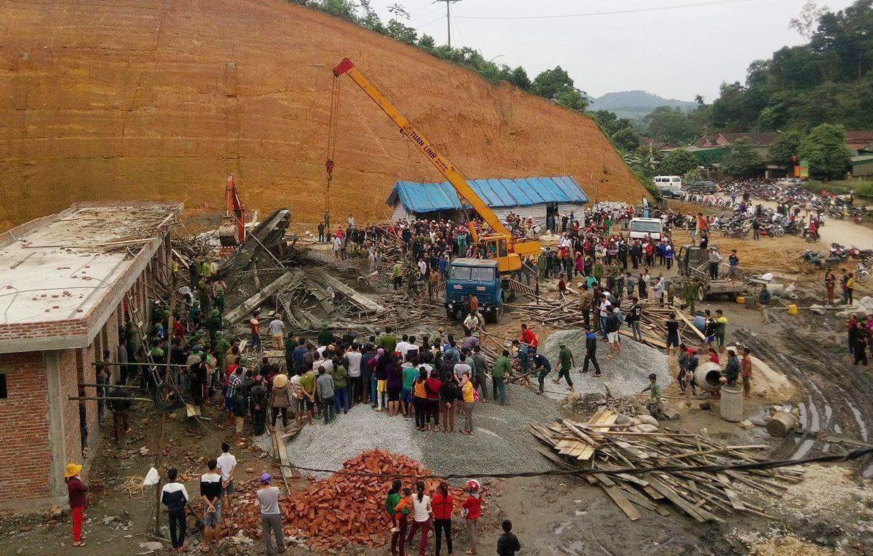 Toàn cảnh hiện trường vụ sập giàn giáo cây xăng. Ảnh: Bảo Lâm.