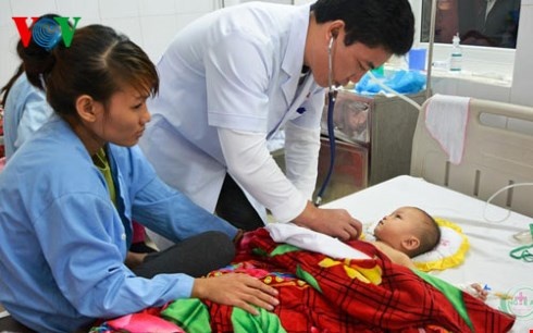 BS CKII. Tăng Xuân Hải kiểm tra sức khỏe bệnh nhi Duy.