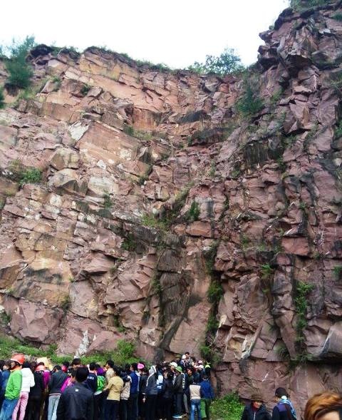 Hiện trường nơi người dân phát hiện thi thể nam thanh niên chết dưới chân núi Đỏ.