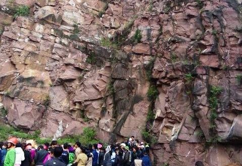 Phat hien thi the nam thanh nien dap nat duoi chan nui da hinh anh