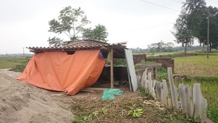 Căn lều tạm bợ của Nguyễn Văn Kỳ giữa cánh đồng, cạnh bãi tha ma xã Hương Ngải.