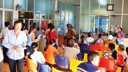 Bệnh nhân chờ khám chữa bệnh tại bệnh viện đa khoa Buôn Ma Thuột.