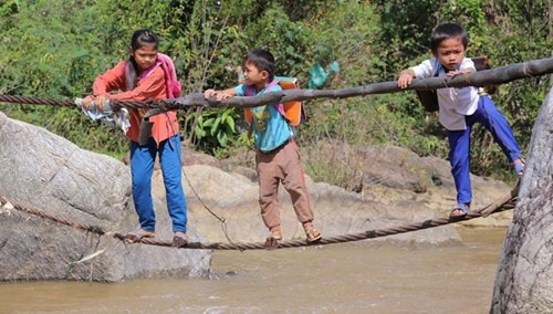 Các em học sinh bản Cu Pua và người dân qua sông bằng sợi dây cáp.
