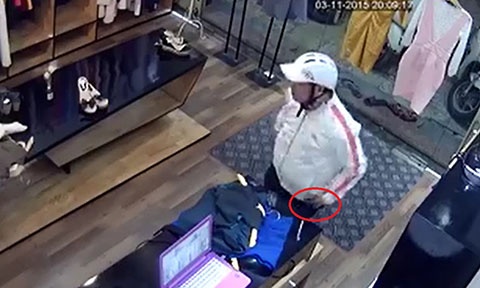 Sau đó rút nhanh bỏ vào túi.
