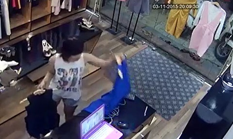 Lúc lấy hai chiếc váy trên bàn đi, chủ của shop này vẫn chưa phát hiện bị mất điện thoại.