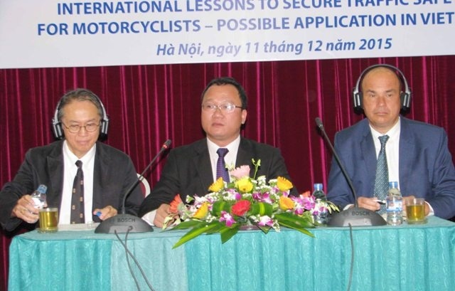 Phó Chủ tịch chuyên trách Uỷ ban ATGT Quốc gia Khuất Việt Hùng và đại diện các tổ chức Quốc tế chủ trì Hội thảo..