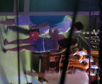 Một cặp mua bán dâm sau khi được Quân sắp xếp thì đưa nhau lên phòng của nhà nghỉ Hoa Phương.