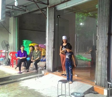 Ga dan ong me do den sat hai chu tiem cam do roi tu tu hinh anh
