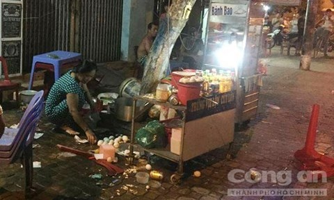 Nhóm côn đồ còn đập phá bàn ghế quán nước gần đó.