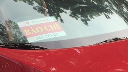 Xe dán “bùa” Báo chí của Thời báo Làng nghề.