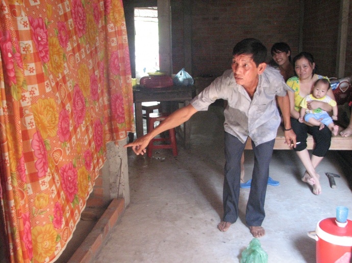 Lot quan ao, xat ot len nguoi tinh dich do ghen hinh anh