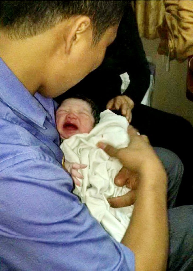 Tổ công tác trên tàu đã giúp sản phụ sinh bé gái này ngay trên tàu.