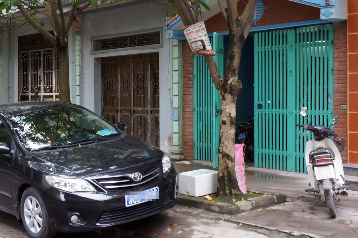 Ngôi nhà 3 tầng của trung tá Tùng (cửa xanh) nằm trong khu tập thể của Công an tỉnh Hà Nam. Ảnh: Việt Đức.