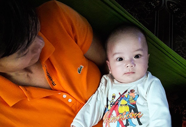 Be trai 2 thang tuoi bi bo roi truoc nha vo chong khong con hinh anh