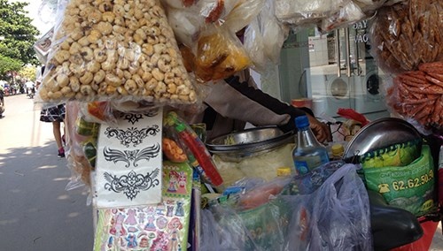 Miếng dán hình xuất xứ từ Trung Quốc được bày trí trên xe hàng rong trước cổng trường THCS Nguyễn Hữu Thọ (đường Lâm Văn Bền, phường Tân Kiểng, quận 7, TP HCM).  