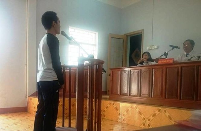 HĐXX hỏi nhân thân một bị cáo vào sáng 17/12.