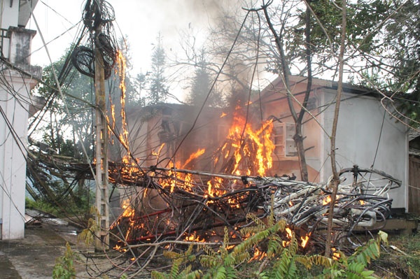 Cot ang ten truyen hinh boc chay, do sap hoan toan hinh anh