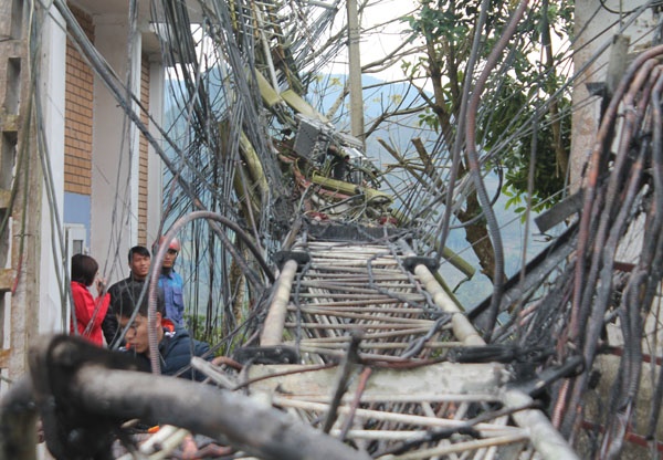 Và đổ sập hoàn toàn.