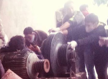 May xay phe lieu cuon nat nua nguoi cong nhan hinh anh