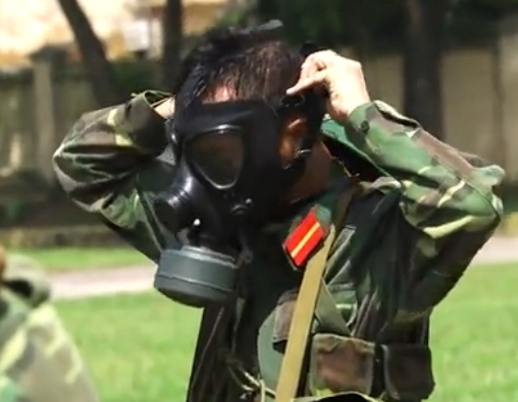 Phia sau mat na 1 hinh anh