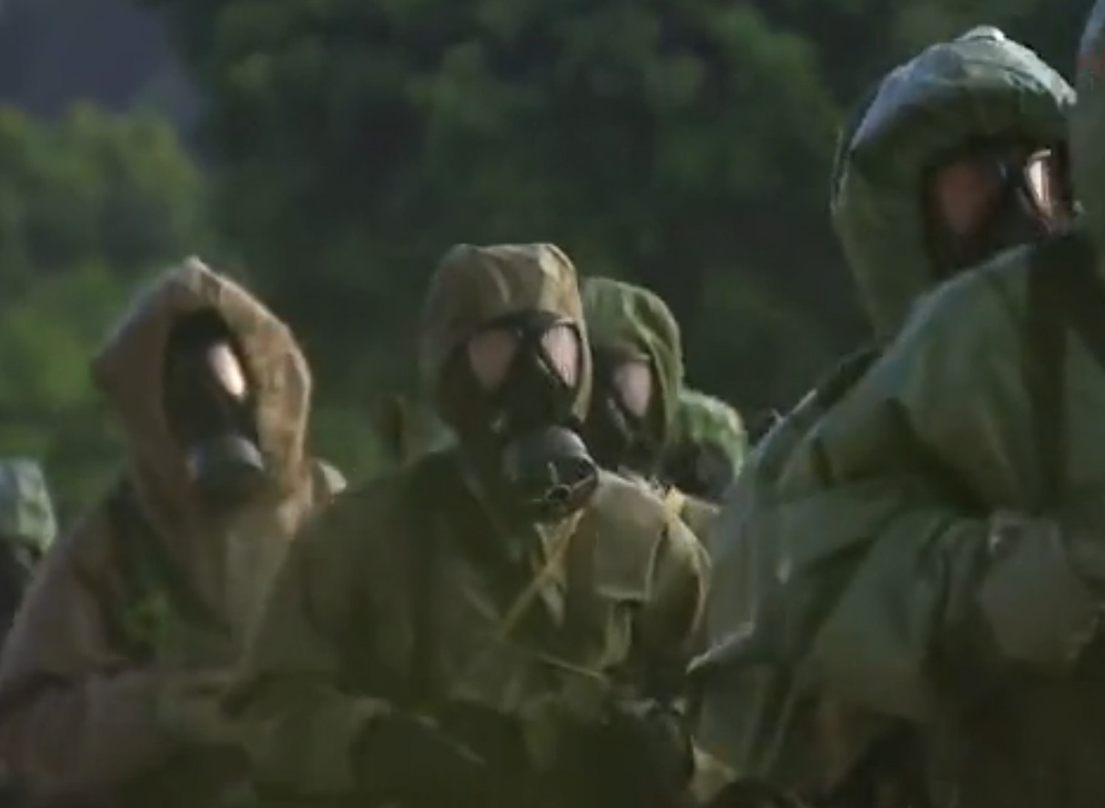 Phia sau mat na 2 hinh anh