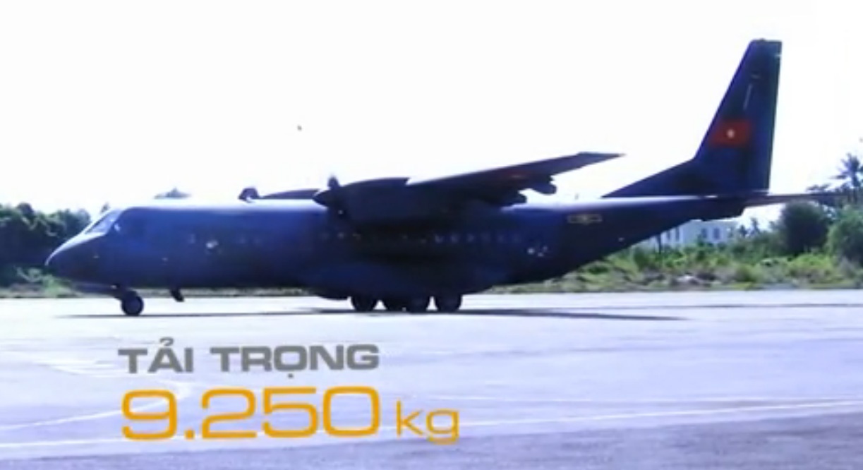 Thu thach voi may bay van tai C-295 hinh anh
