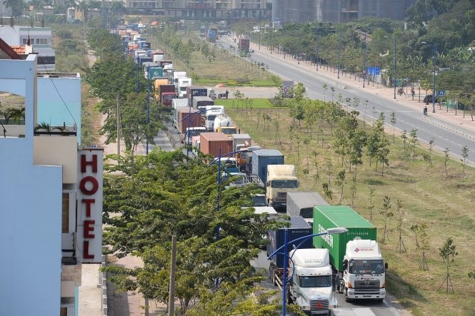 Xe co 'chet dung' giua trua nang tren duong vao Cat Lai hinh anh