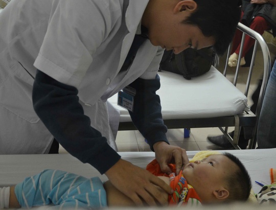 Be 8 thang tuoi nhap vien nghi do bao mau danh hinh anh