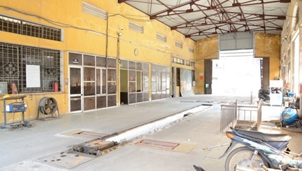 Bat thuong trung tam dang kiem giua noi do hinh anh