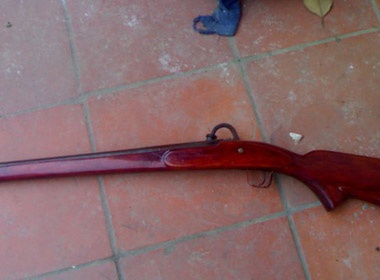 Be trai 10 tuoi nghich sung kip lam ban tu vong hinh anh